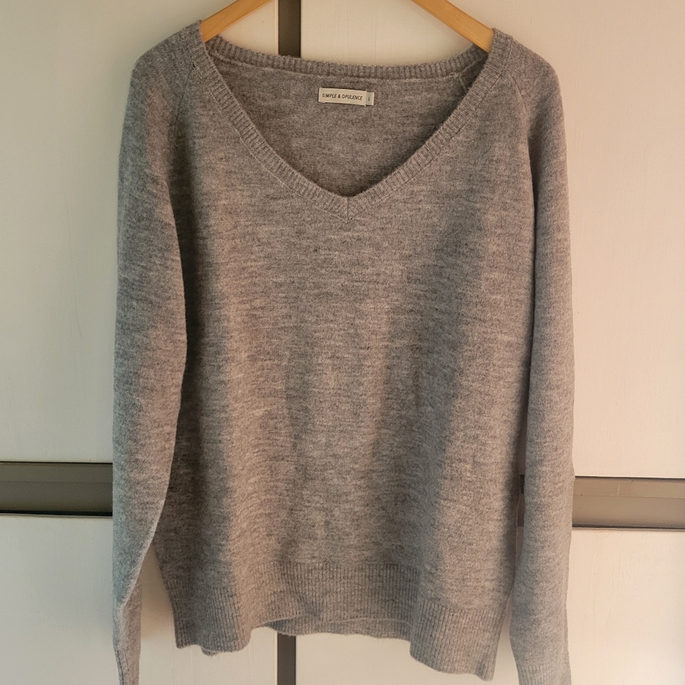 Everlane Gray V-Neck Sweater Classic Knit
